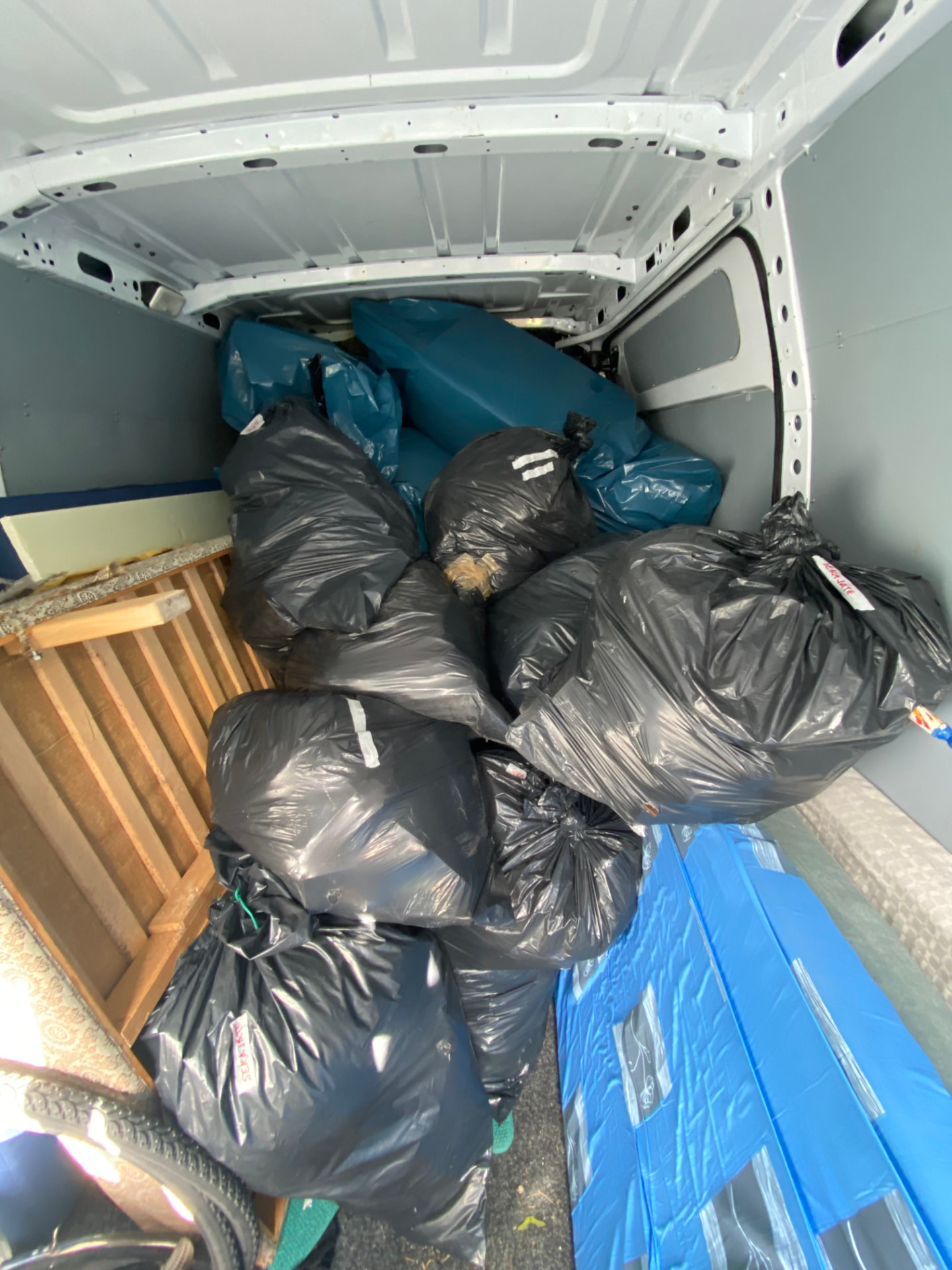 Suomen Jätenoudon pakettiauto täynnä noudettuja jätesäkkejä ja kalusteita Turun seudulla