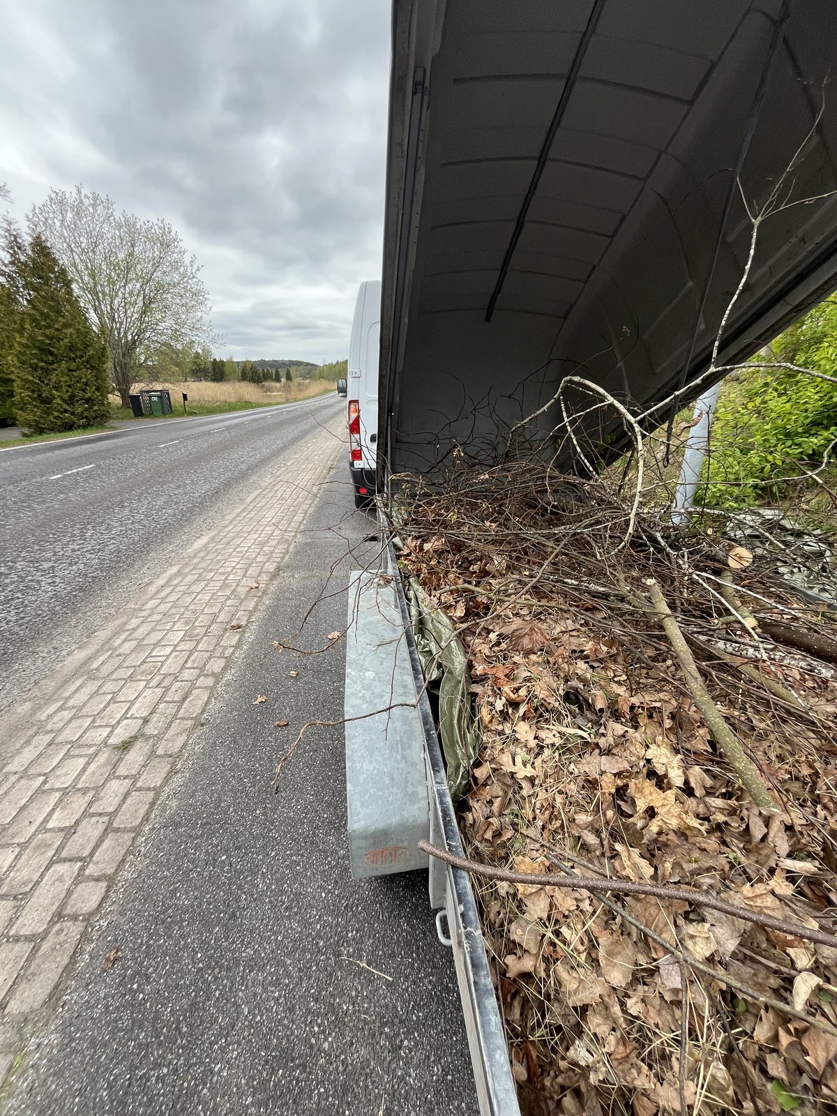 Suomen Jätenoudon pakettiauto ja peräkärry täynnä noudettua puutarhajätettä Turussa
